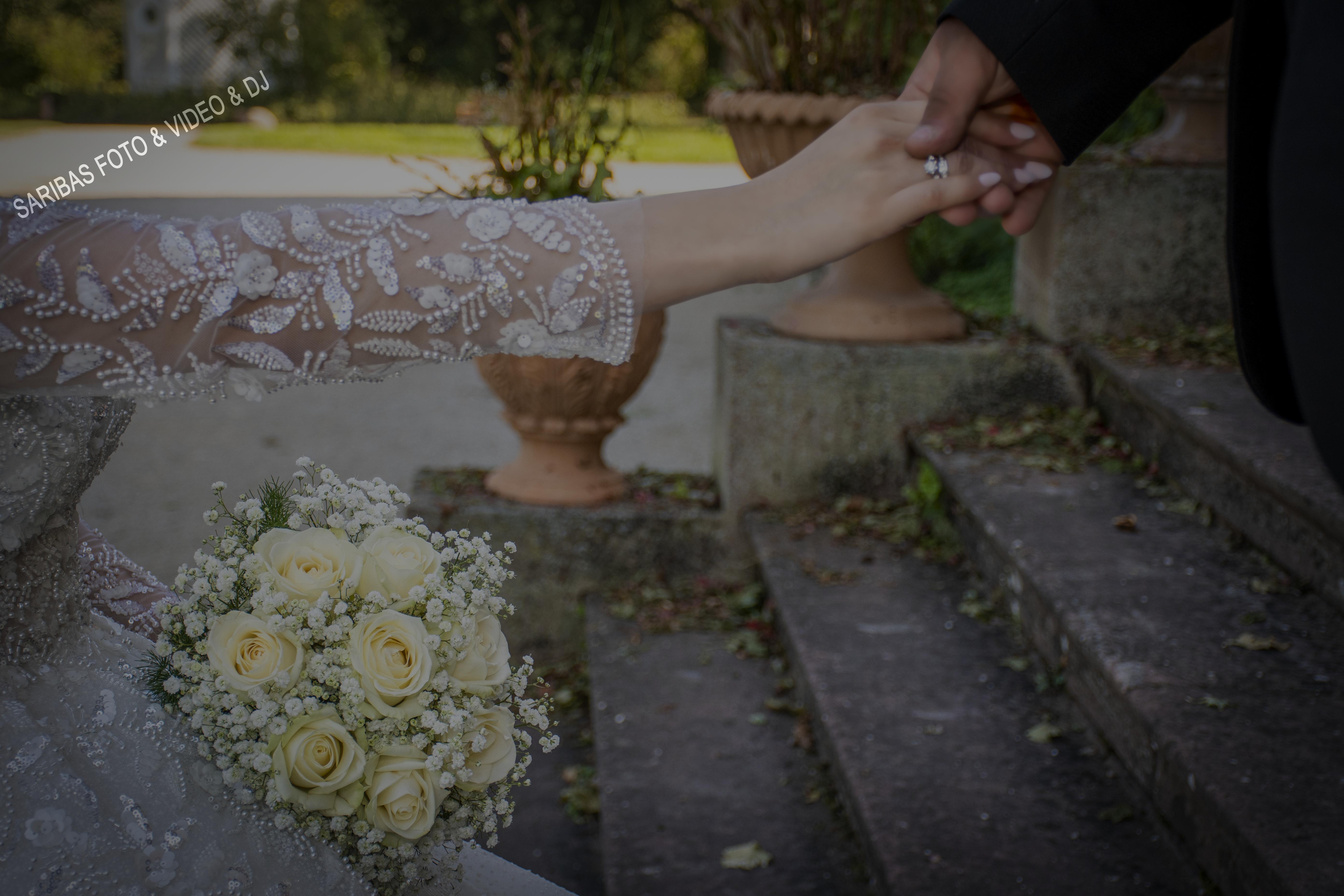 Brautpaar bei emotionaler Hochzeit