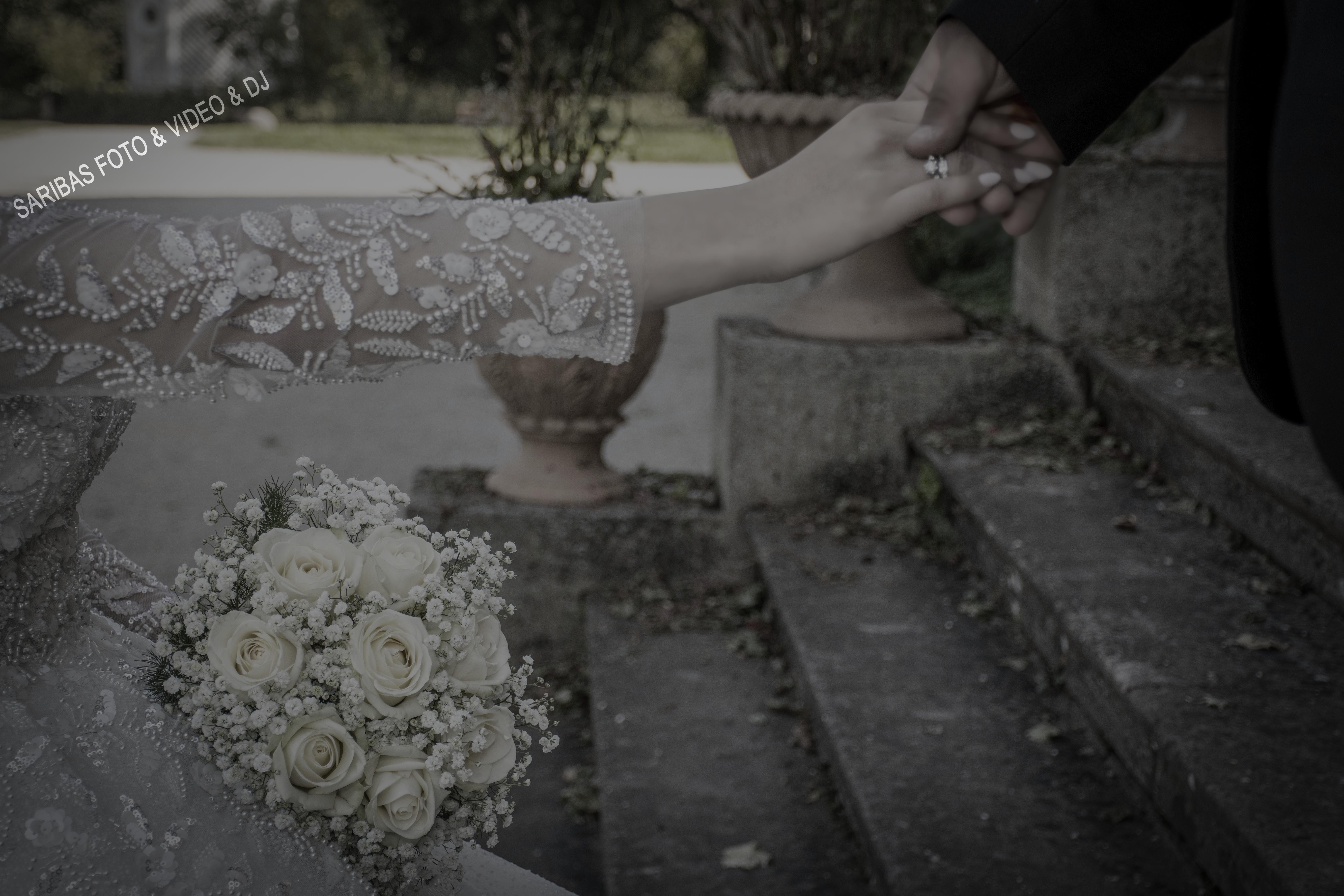 Brautpaar bei emotionaler Hochzeit