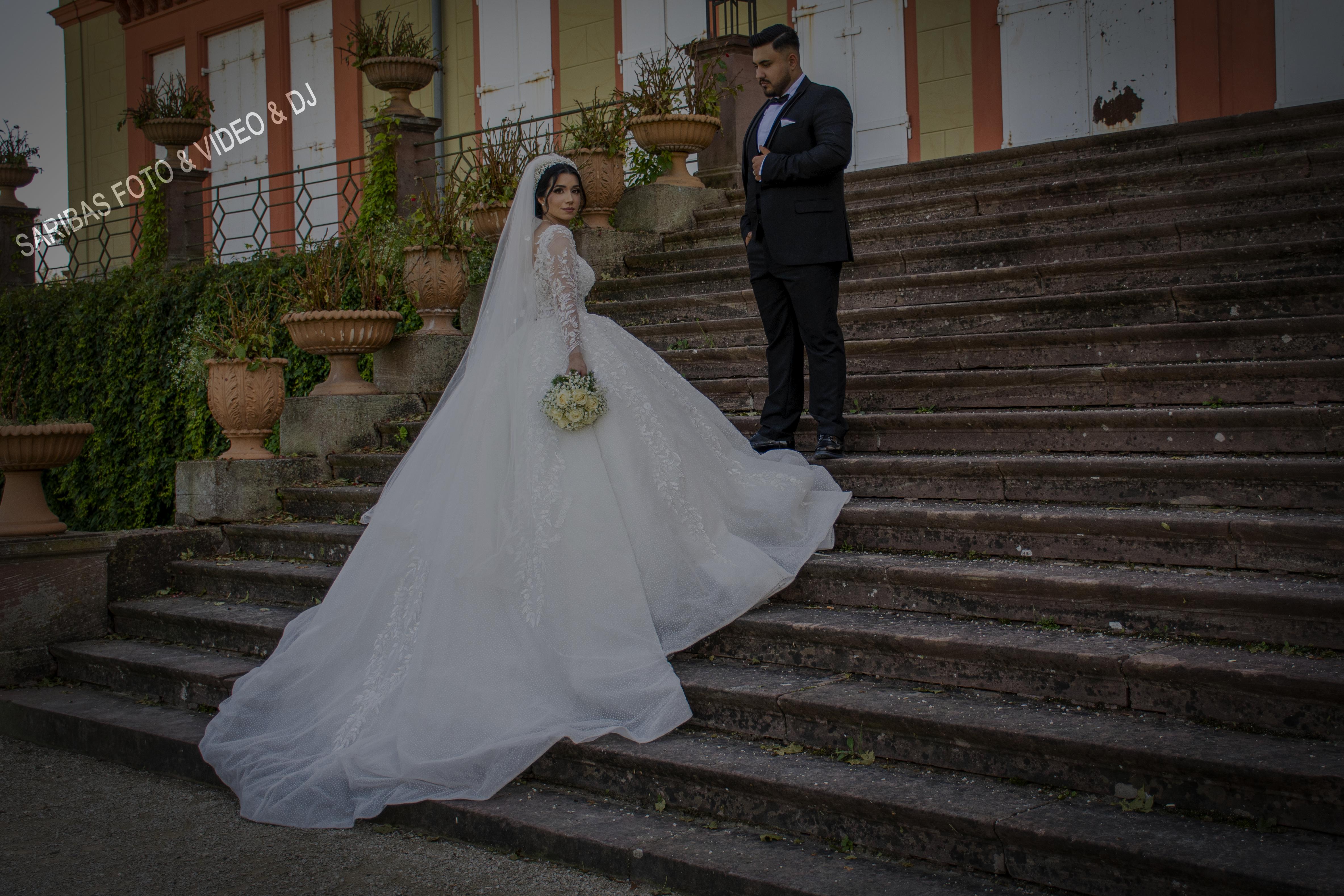 Brautpaar bei emotionaler Hochzeit