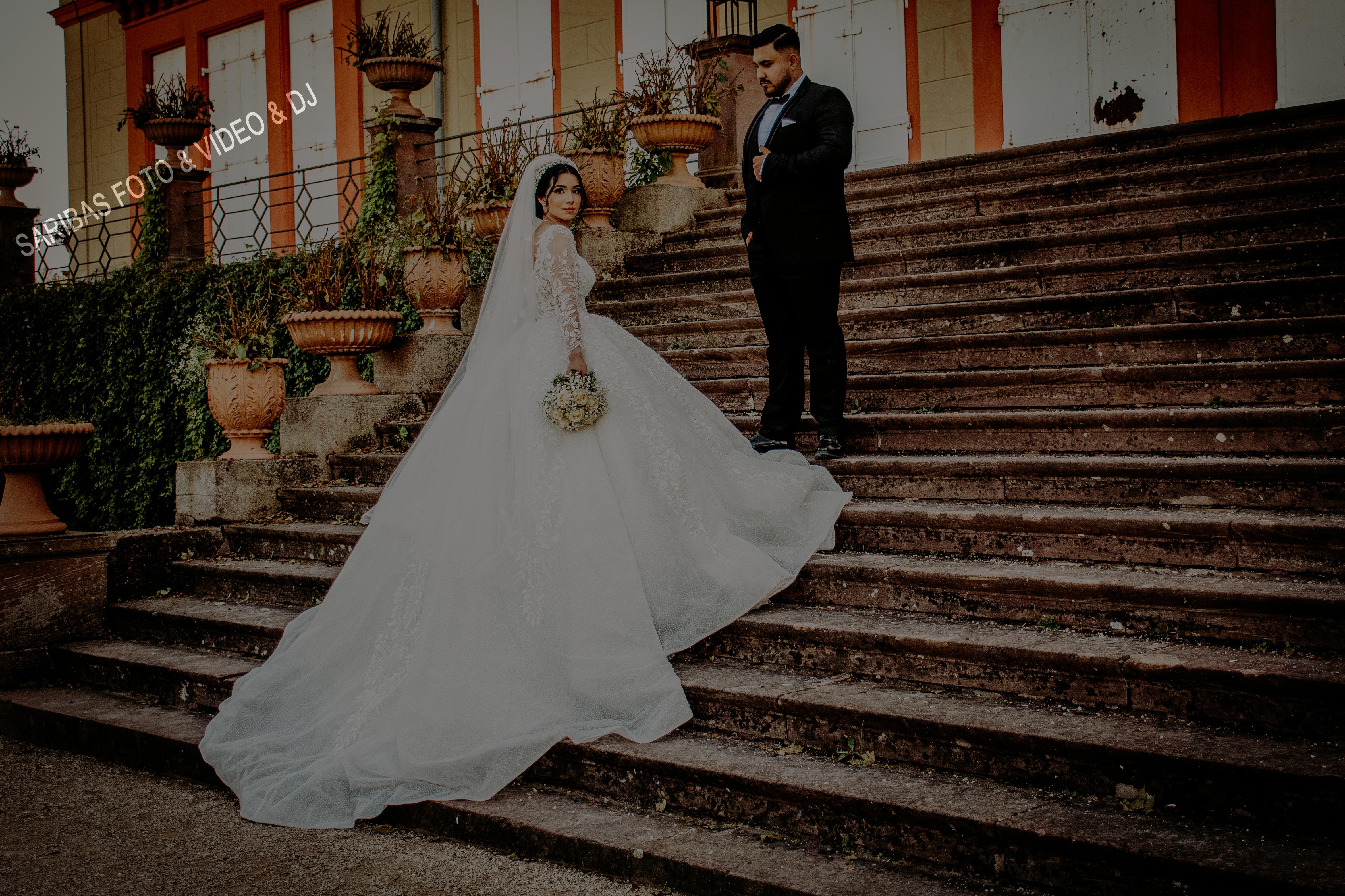 Brautpaar bei emotionaler Hochzeit