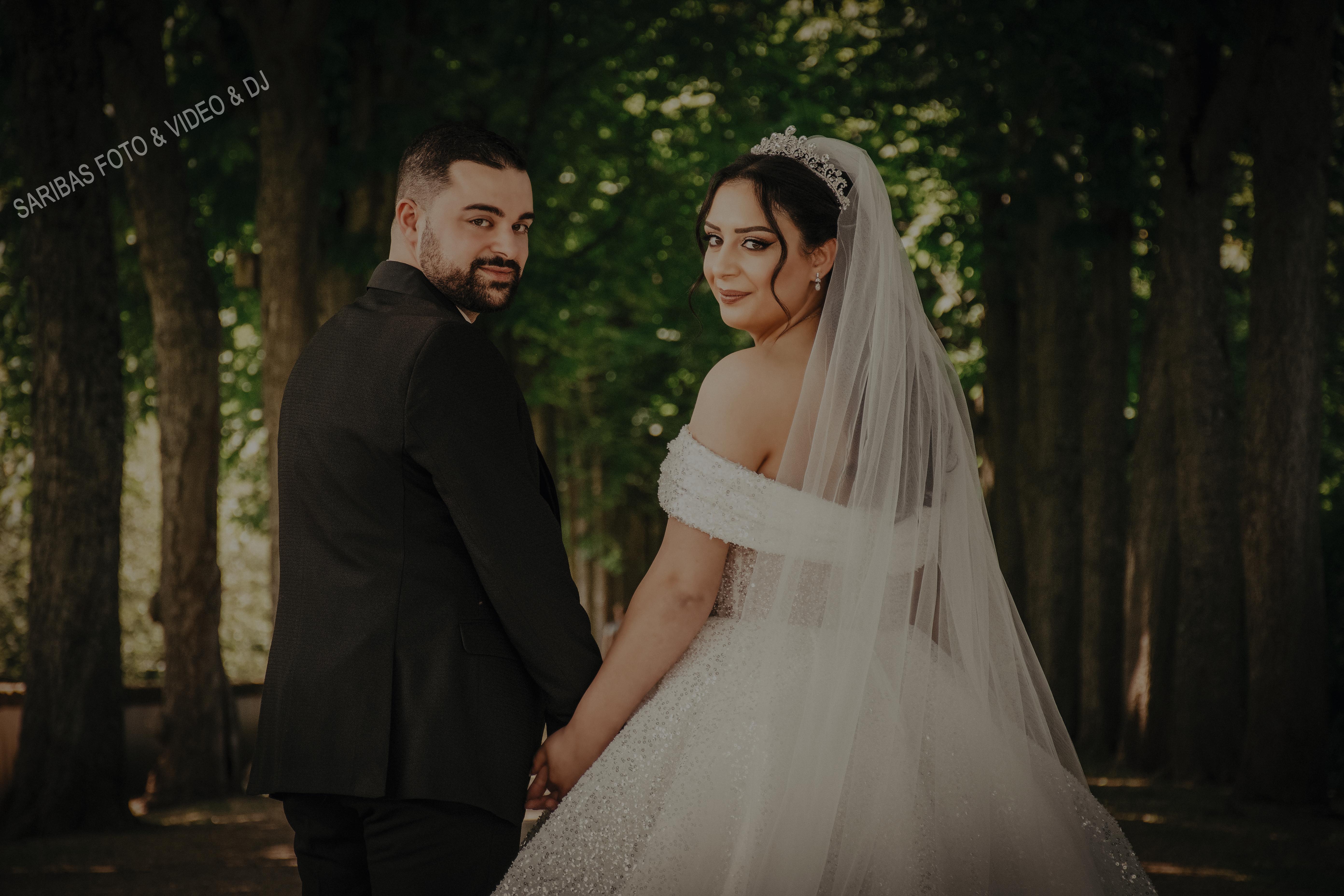 Brautpaar bei emotionaler Hochzeit