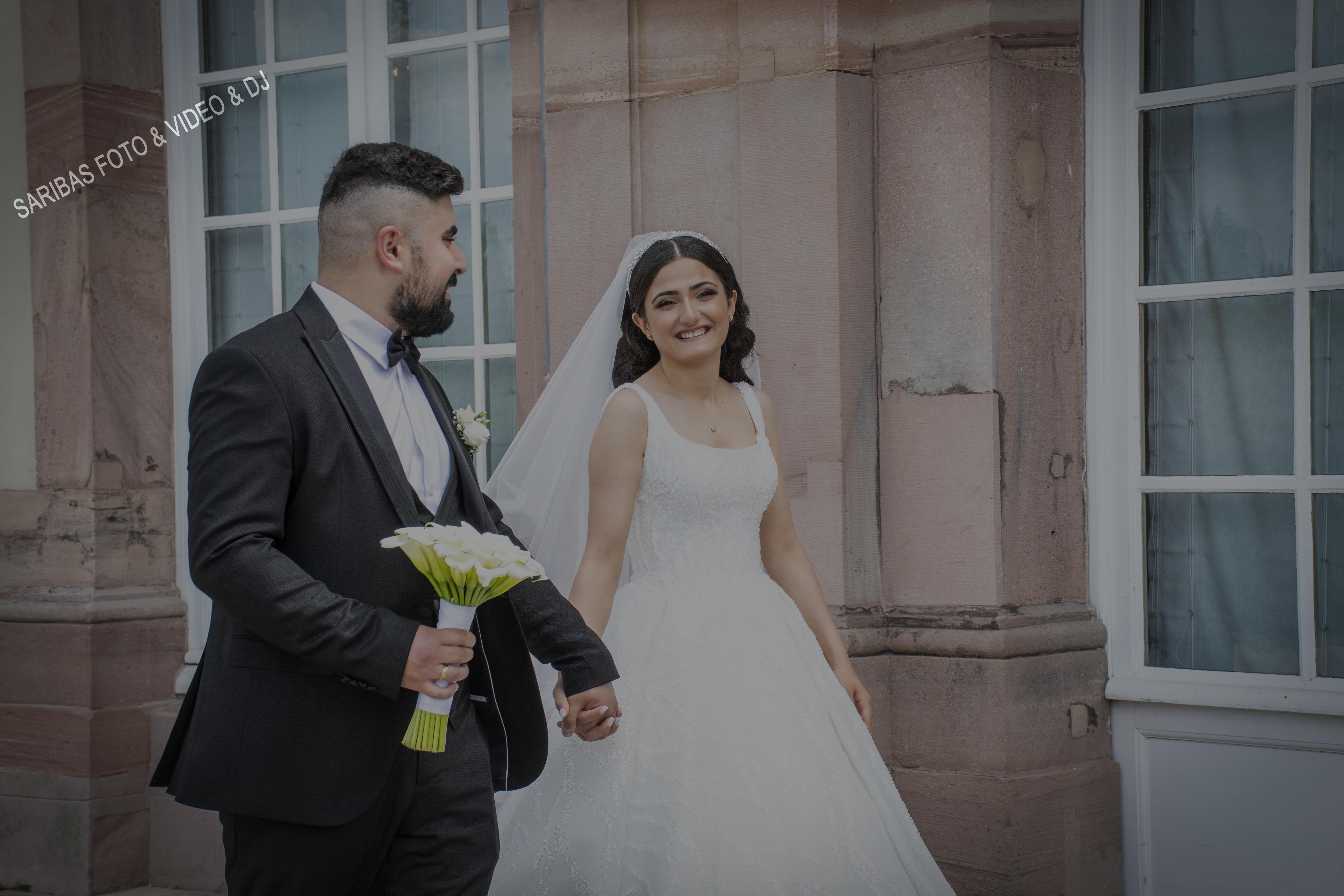 Brautpaar bei emotionaler Hochzeit