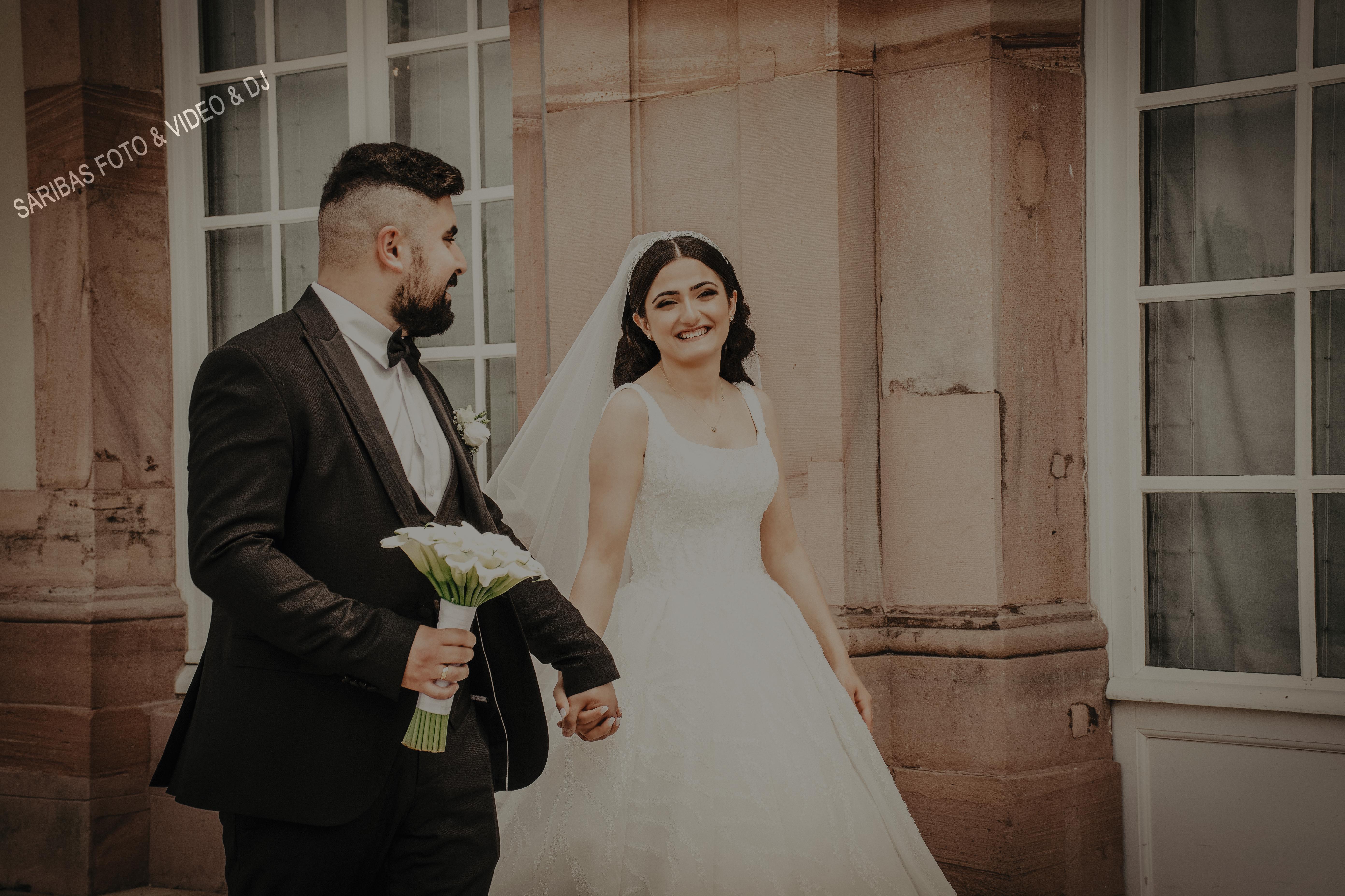 Brautpaar bei emotionaler Hochzeit