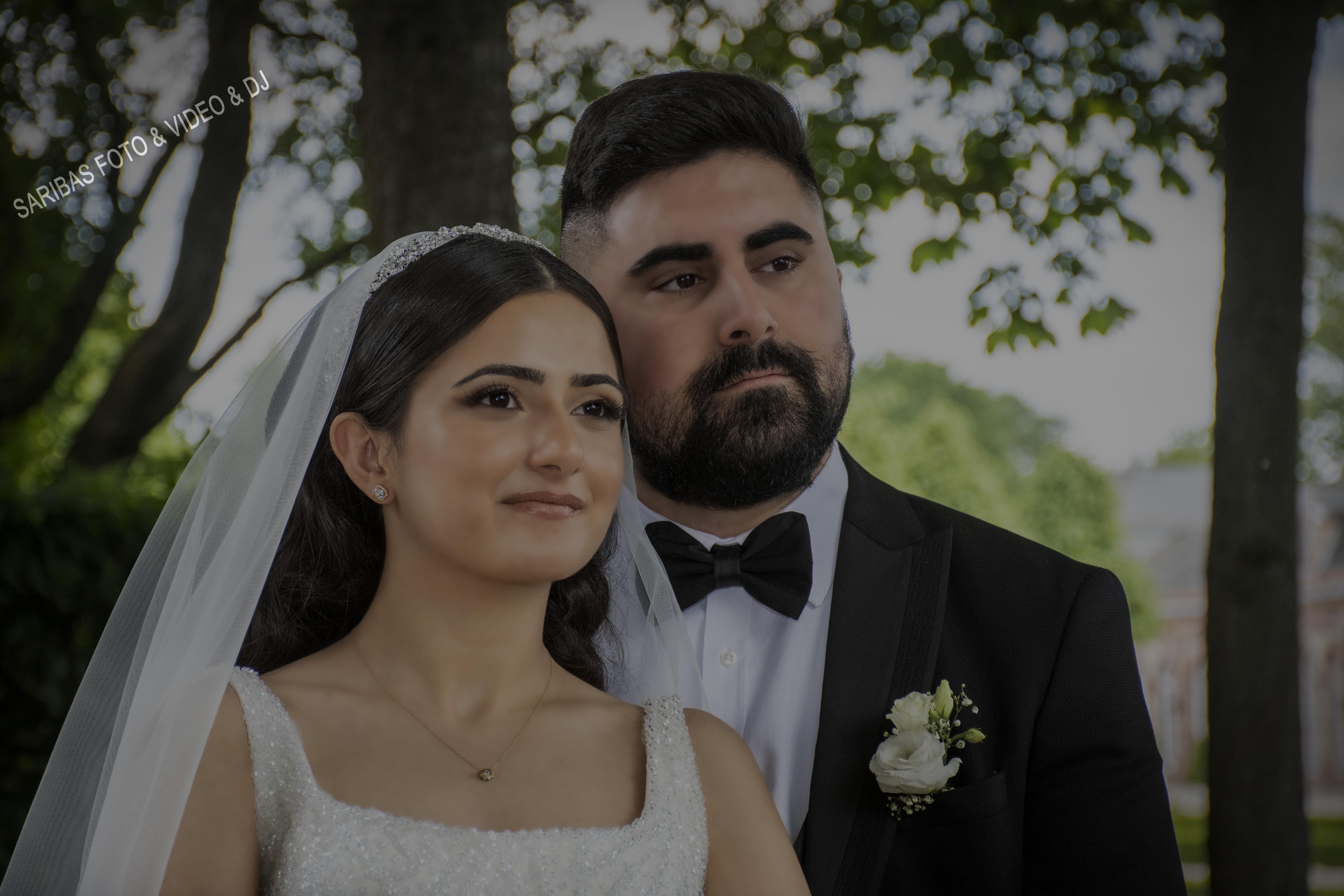 Brautpaar bei emotionaler Hochzeit