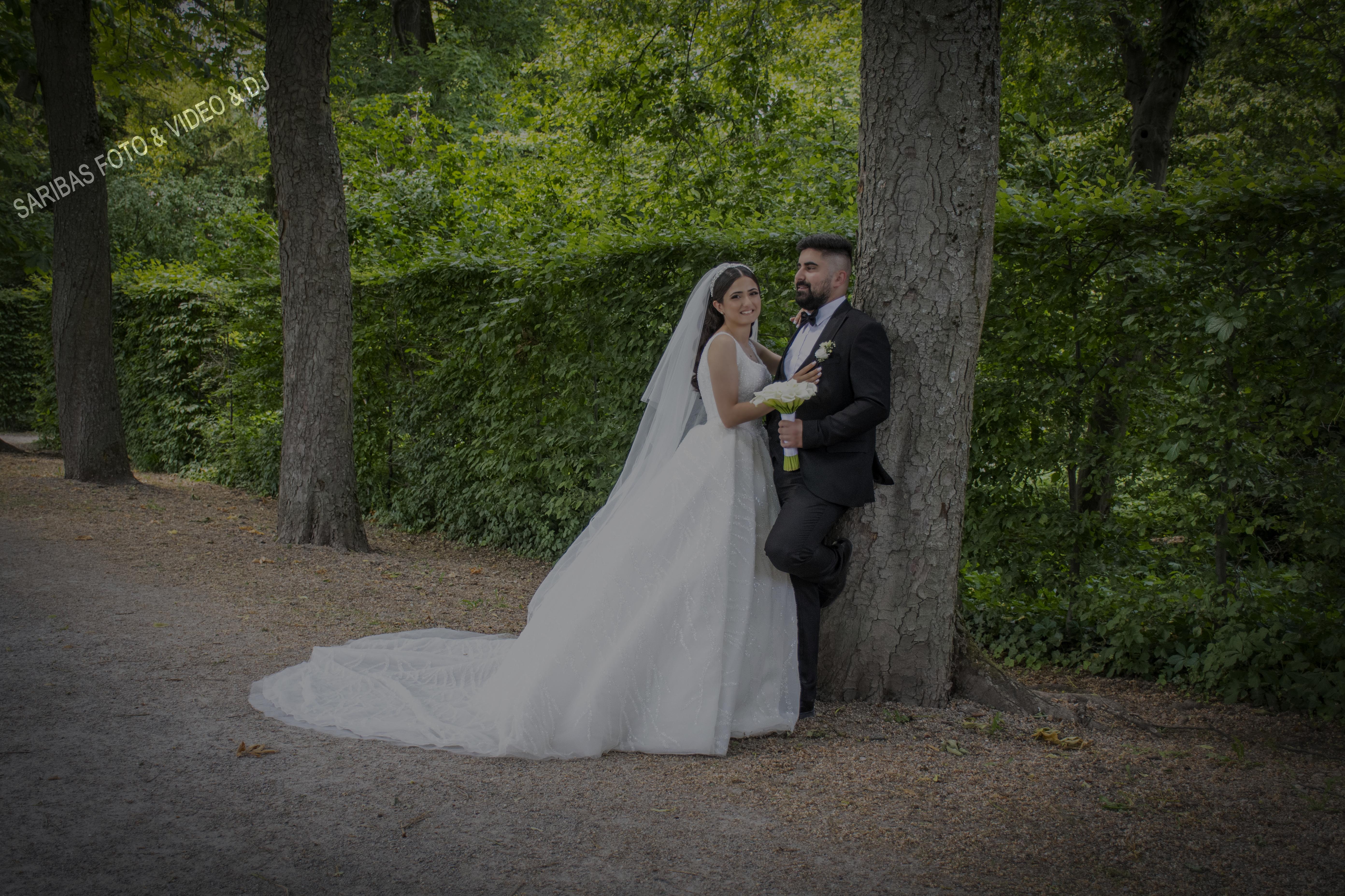 Brautpaar bei emotionaler Hochzeit