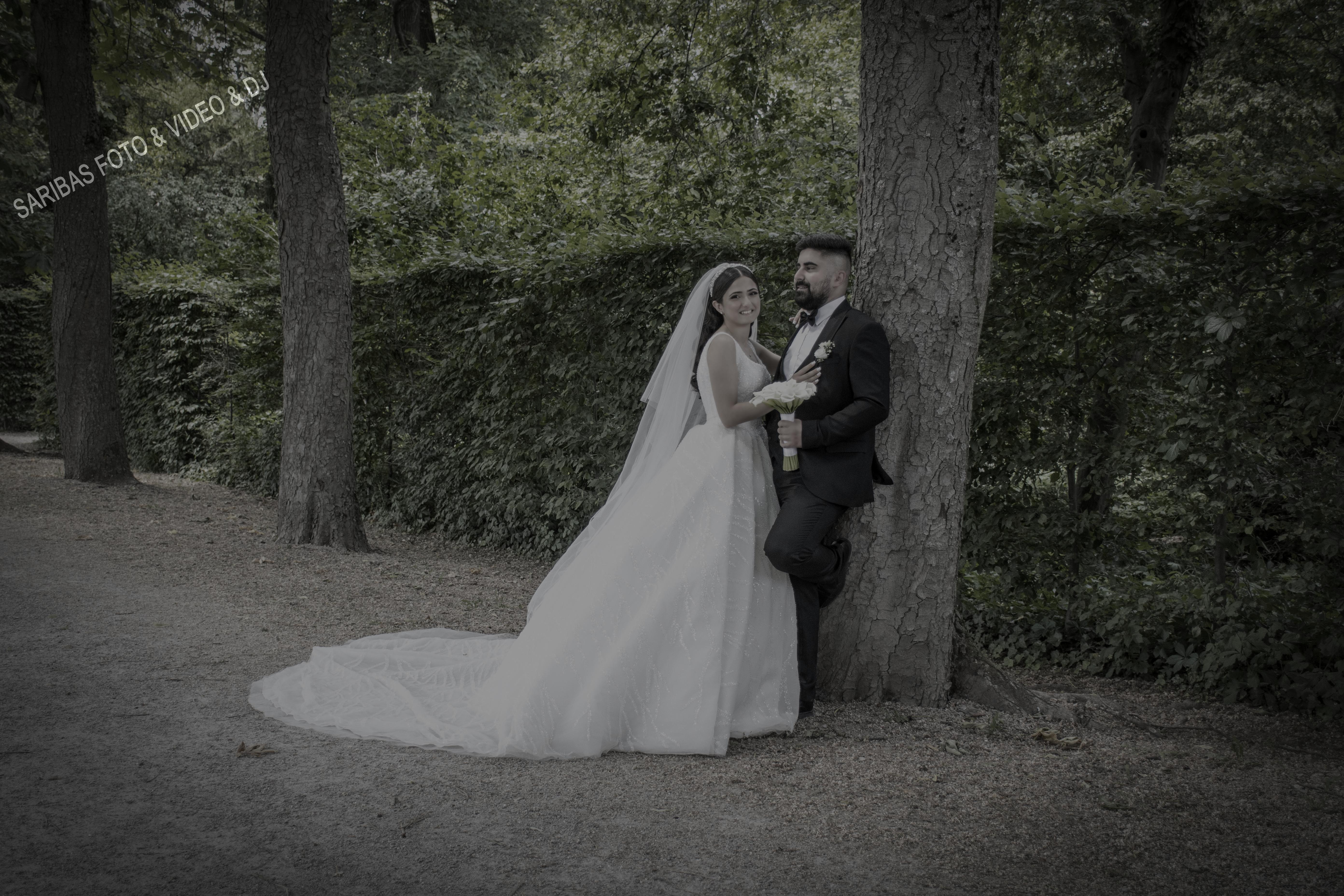 Brautpaar bei emotionaler Hochzeit
