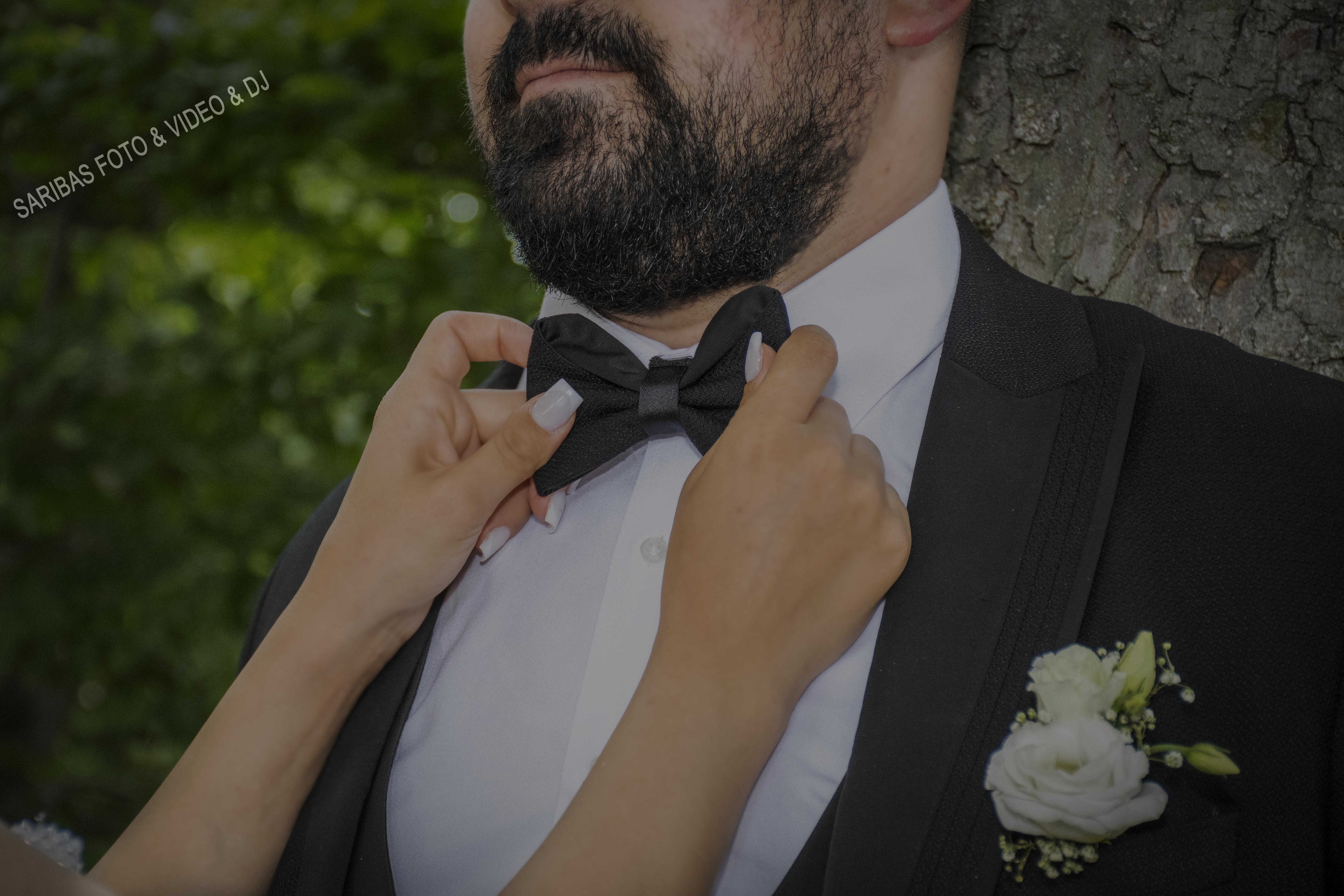 Brautpaar bei emotionaler Hochzeit