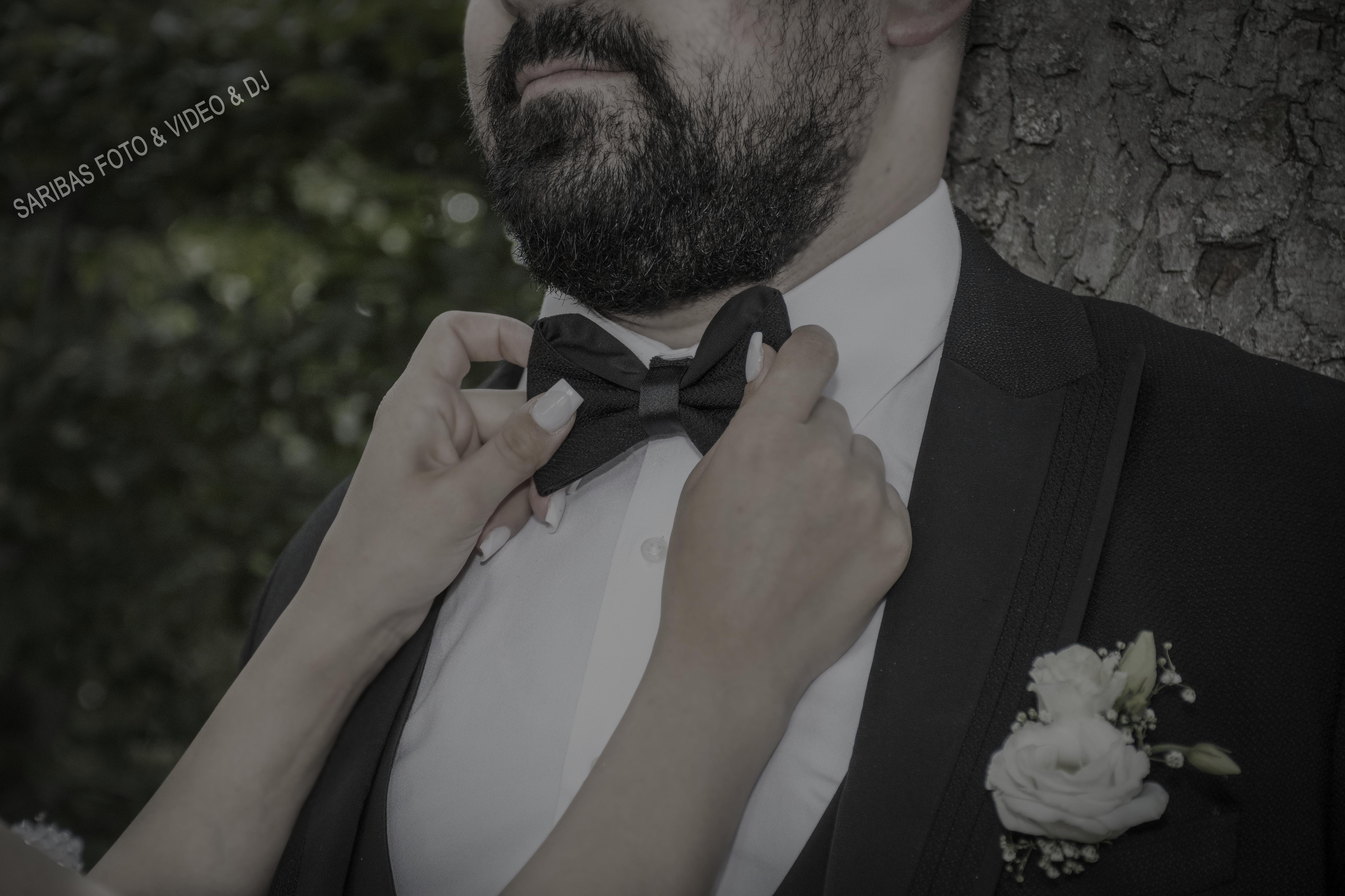 Brautpaar bei emotionaler Hochzeit