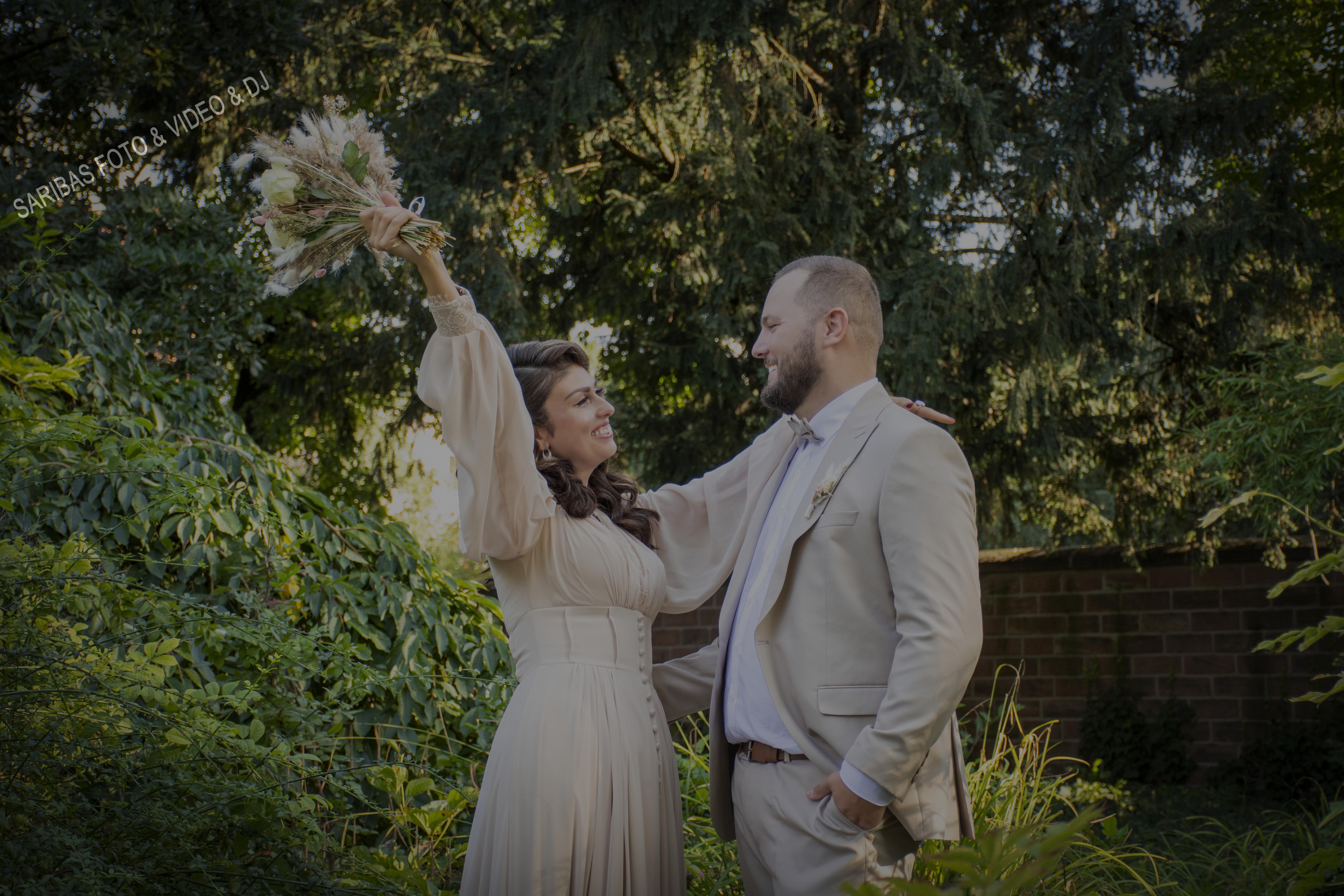 Brautpaar bei emotionaler Hochzeit