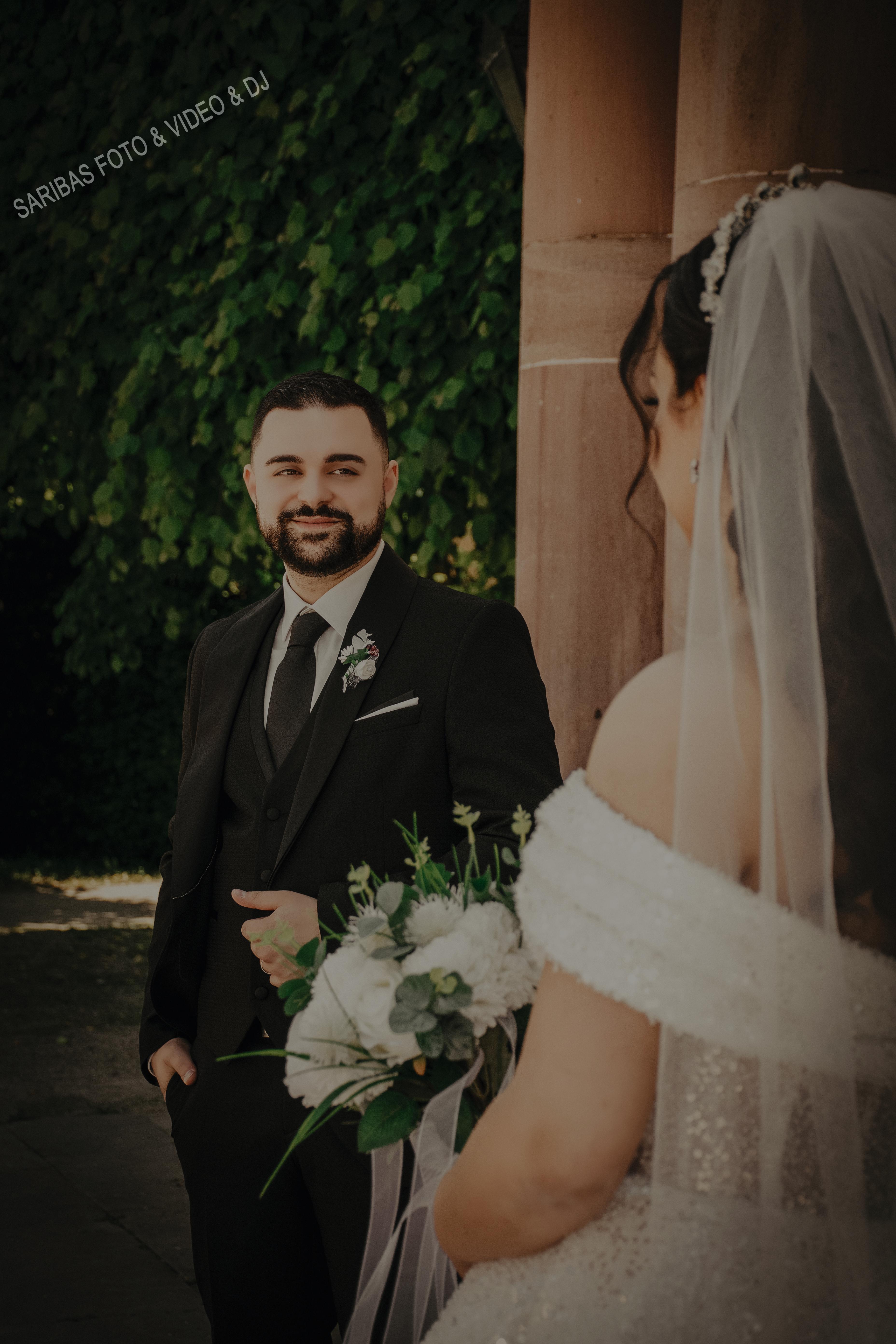 Brautpaar bei emotionaler Hochzeit
