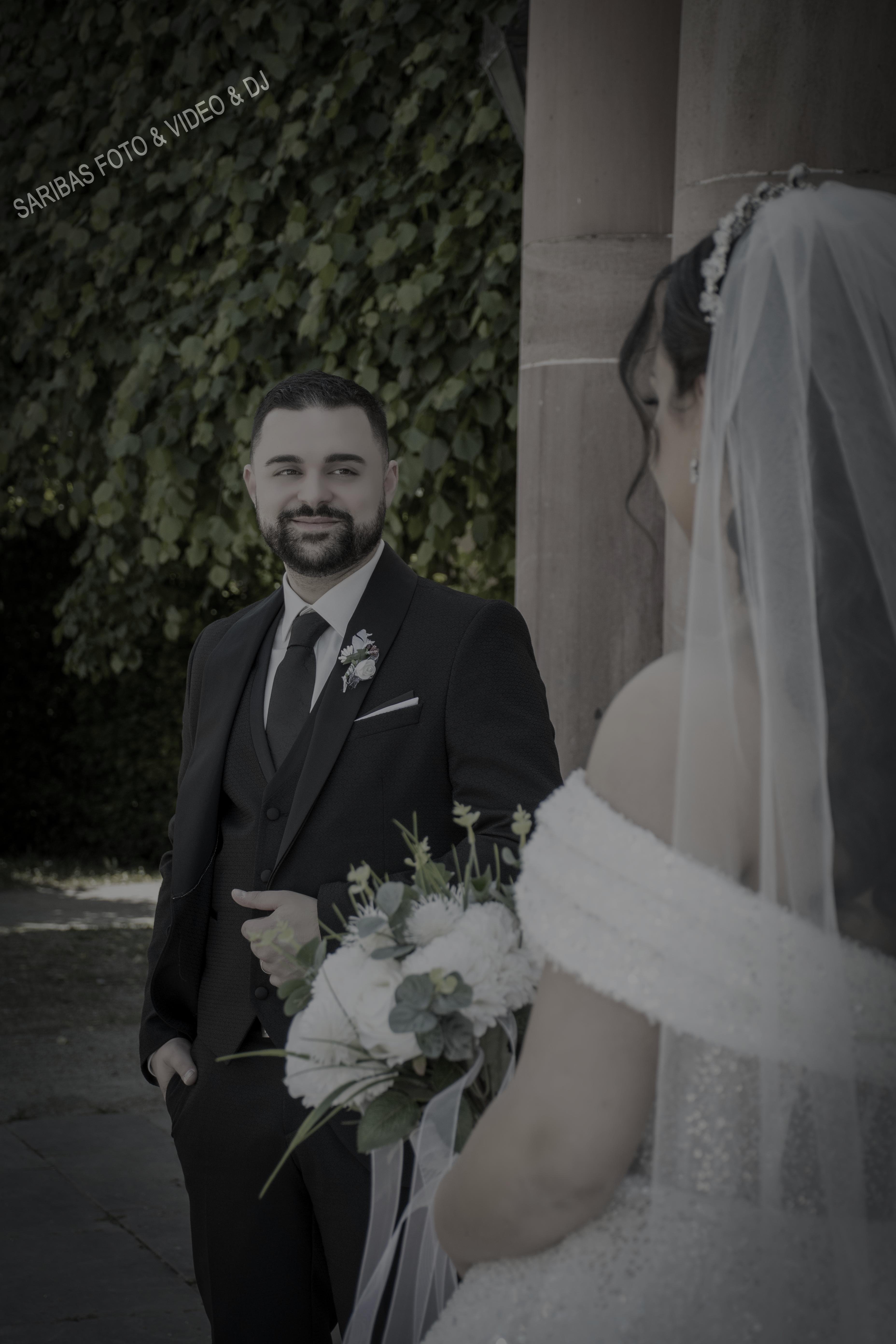 Brautpaar bei emotionaler Hochzeit