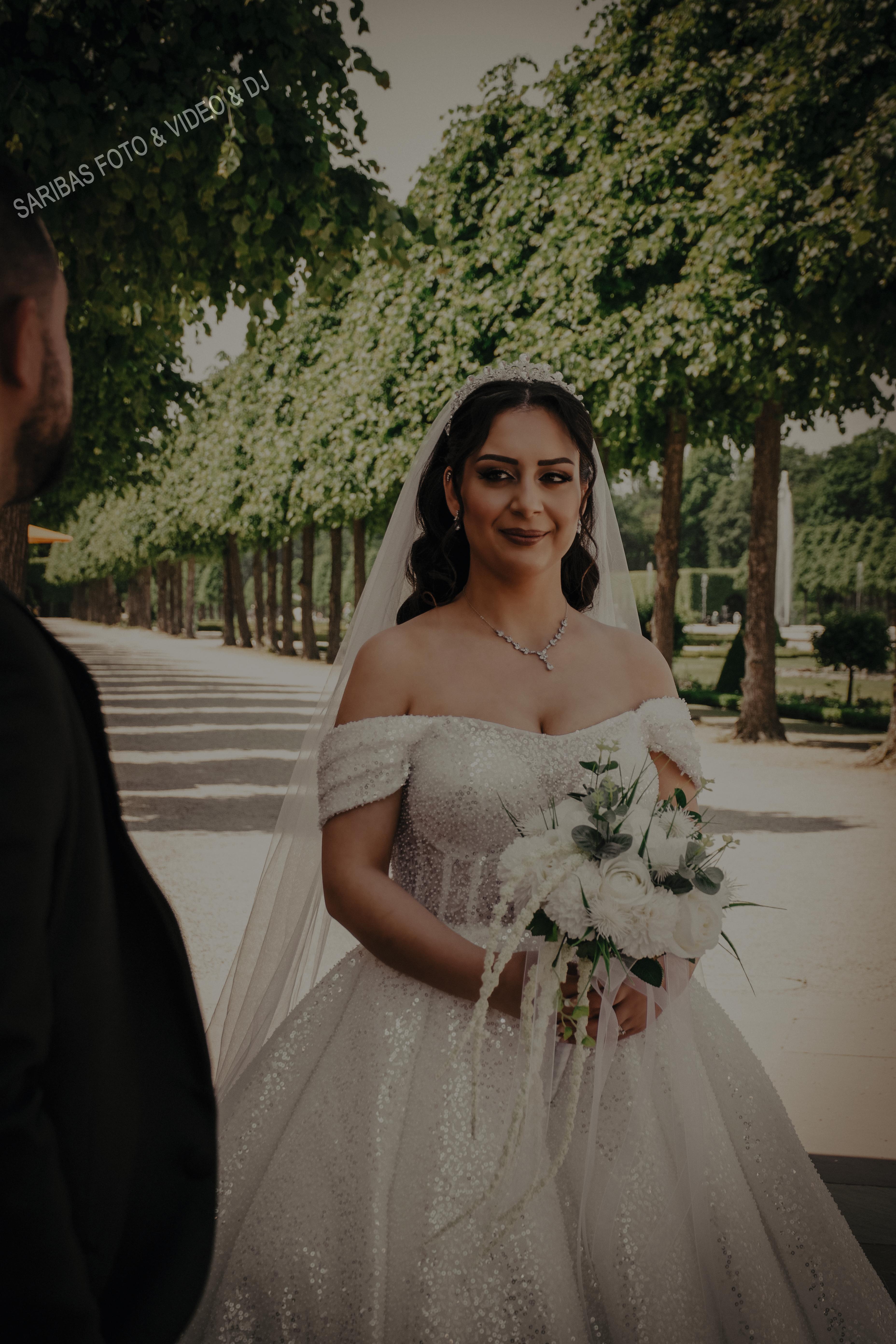 Brautpaar bei emotionaler Hochzeit