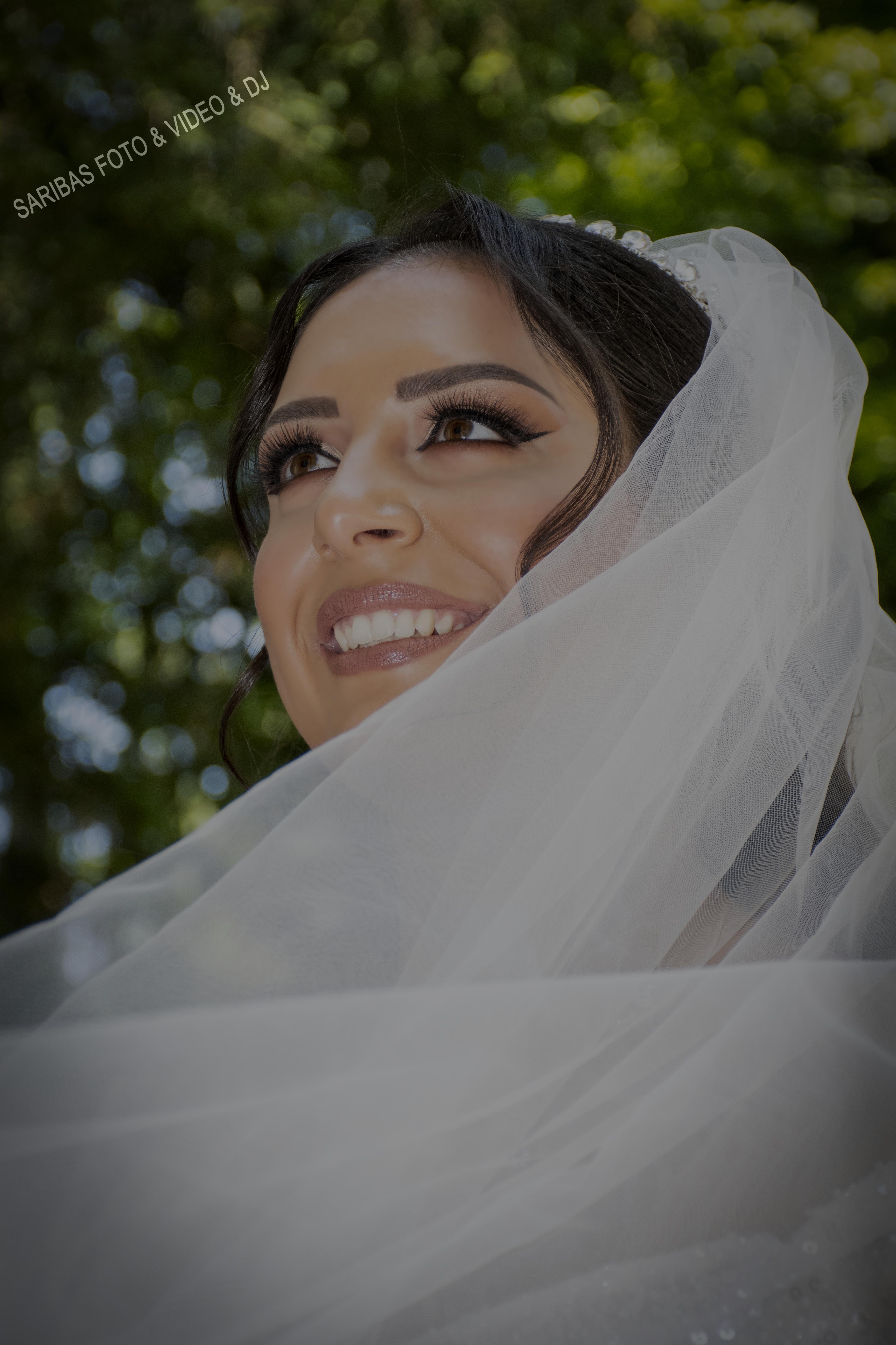Brautpaar bei emotionaler Hochzeit